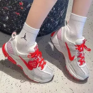 New NIKE Vomero 5 GS 'Valentine's Day 2025' thumbnail 1