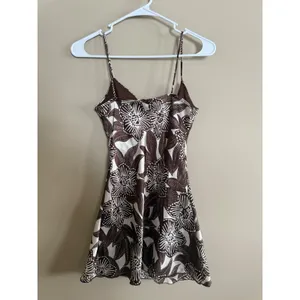 Vintage Y2K Brown White Floral Graphic‎ Mini Dress Empire Waist Ruched Bust thumbnail 5
