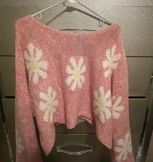 pink flower sweater boutique top Size M thumbnail 1
