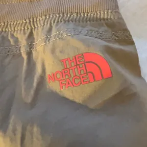 The North Face Cargo Pants Womens SZ Large Biege Cropped Lightwieght Hiking thumbnail 7