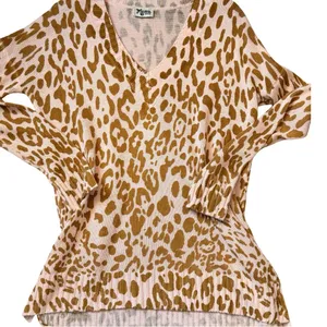 Show Me Your Mumu Pink Leopard V-Neck Sweater -M 🐆 💖 thumbnail 5