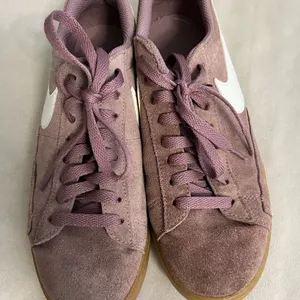 🔥 Nike SB Check Solarsoft Sneakers – Mauve/White Gum Sole (Women’s Size 8.5) thumbnail 5
