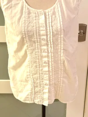 GLAMOUR white cotton sleeveless blouse with embroidered details and pleats on the front. thumbnail 2