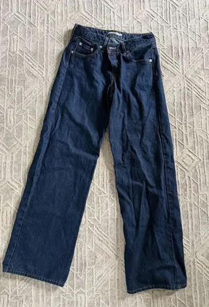 Low-Rise Dark Wash Levi’s Bootcut Jeans thumbnail 1