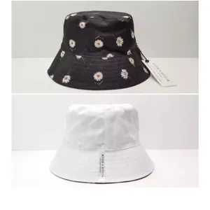 Alice + Olivia Daisy Print Reversible Bucket Hat Black / White One Size thumbnail 2