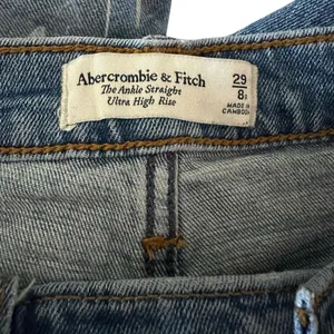 Abercrombie & Fitch Ultra High Rise Ankle Straight Jeans Women’s 29 Distressed thumbnail 9