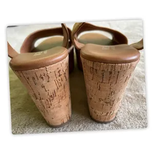 Michael by Michael Shannon Cork‎ Wedge Sandals Womens 7 Tan Suede thumbnail 4