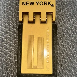 Vintage New York World Trade Center Twin Towers Keychain Gold Tone Black NYC thumbnail 2