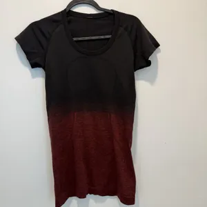 VERY RARE Lululemon Women's Run Swiftly Tech Red Black Ombre Short Sleeves Sz 9 thumbnail 3