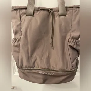 Beyond Yoga NWT gym bag drawstring in birch thumbnail 3