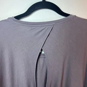 Athleta Essence Open Twist Back Shirt Top Gray Long Sleeves Athletic Sporty Med thumbnail 7