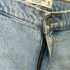Abercrombie & Fitch Short Ultra High Rise 90s Straight‎ Jean Light Wash Curve thumbnail 8