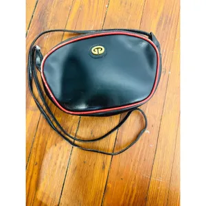 Vintage GUCCI Black Red 1980s Leather Oval Interlocking GG Logo Crossbody Purse thumbnail 2