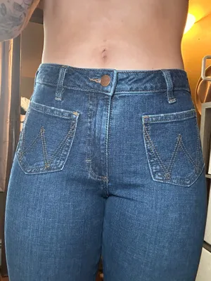 High-Rise Flare Wrangler Jeans thumbnail 2