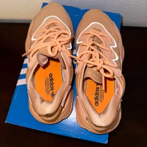 Adidas Ozweggo Peach Size 5 1/2 kids Size 7.5 women thumbnail 4