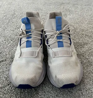 On Cloud Running Shoes thumbnail 2