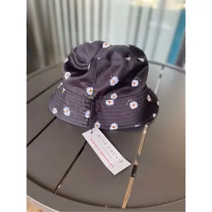 Alice + Olivia Daisy Print Reversible Bucket Hat Black / White One Size thumbnail 10
