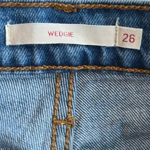 Levi’s Wedgie buttonfly high rise distressed jeans size 26 thumbnail 2