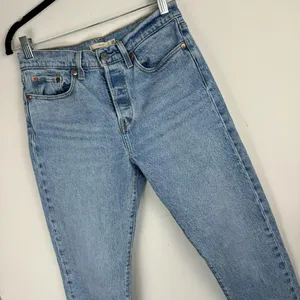 Levi’s Wedgie Straight Leg Jeans Sz 28 Light Wash Button Fly thumbnail 6