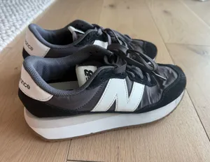 New balance shoes  thumbnail 1