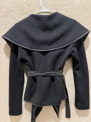 Black quilted jacket medium lightweight transition fall classic neutral capsule thumbnail 7
