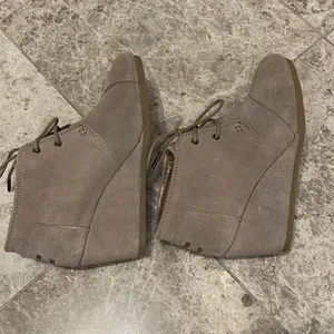 Toms Kala Desert Wedge Bootie Size 7.5 Suede Taupe Lace Up Boot thumbnail 9