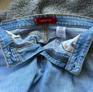 Levi’s Low-Rise Flare Jeans Size 7 thumbnail 4