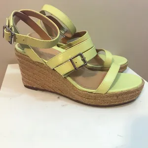 Vionic Sabina wedge-heel platform sandals in pale lime green leather, like new! thumbnail 3