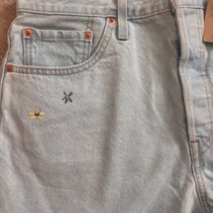 Levis 501 Original‎ High Rise Jean Shorts Light Wash Embroidered Flower 32 NEW thumbnail 5