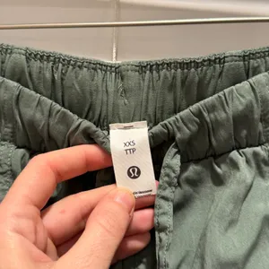 Lululemon XXS Dance Studio Cargo Pants Mid Rise‎ Green Drawstring Waist Jogger thumbnail 4