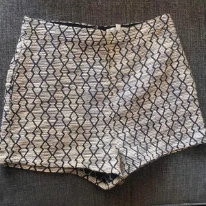 Boutique textured black and white patterned woven shorts. thumbnail 2