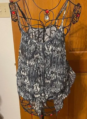 💨💨💨3 for 12$💨💨💨Mudd Black and White Patterned Camisole-Large thumbnail 1