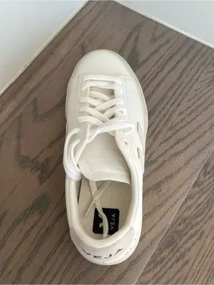 SINGLE RIGHT SHOE Veja Campo Leather Sneaker in Extra White / Natural Suede thumbnail 2