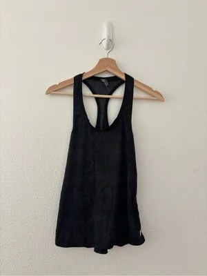 Vuori lux performance tank in camo thumbnail 3