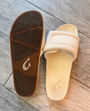 Olukai sunbeam slides size 8  thumbnail 1