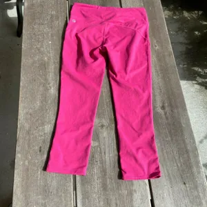 Fabletics Womens Leggings Size XS Lima Capri Workout Hot Pink Raspberry‎ Active thumbnail 3