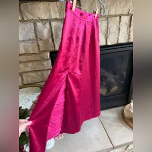 ⚜️ 3/$25 ⚜️ NWOT Lulus satin magenta pink skirt, size XS. thumbnail 2
