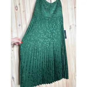 NWT Lulus Regal Romance Emerald Floral Jacquard Pleated Satin Midi Dress Size XL thumbnail 4