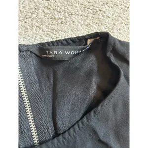 Zara Woman Blouse Size M Black Short Sleeve Exposed Zipper High-Low Hem Top thumbnail 4