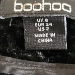 Boohoo Black Velvet Pants NWT Size 2 Tall Black Tapered Crinkle Pants thumbnail 7