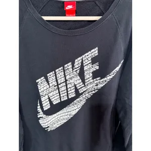 Nike Sweatshirt Logo Graphic Swoosh Pullover Women's Medium Black 683735-010 thumbnail 3