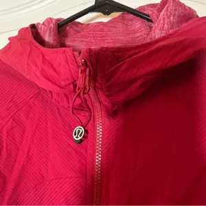 Lululemon In Flux Reversible Hooded Jacket Cranberry Red 8. Preloved excellen5 thumbnail 3