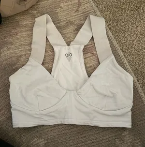 Alo sports bra thumbnail 1