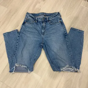 American Eagle Strigid High Waisted Ripped Mom Jean Size 4 Regular thumbnail 2