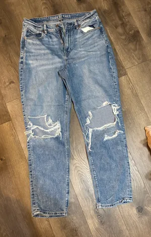 Women’s American Eagle Mom Jeans High-Rise thumbnail 1