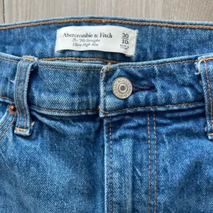 Abercrombie & Fitch 30/10 Curve Love The 90's Straight Ultra High Rise Jeans thumbnail 2