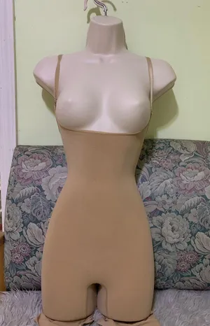 Pretty Little Thing Body shape wear thumbnail 1