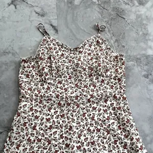 Doe & Rae Womens Floral Tank Dress Size Medium M White and Red Ruffle Vneck‎ thumbnail 2