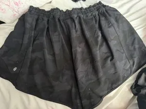 Lululemon 2.5" Hotty Hot Shorts High-Rise black camo thumbnail 2