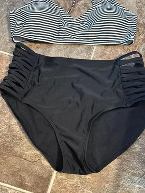 Black And White Bikini Top With High Wasted Bottoms thumbnail 2